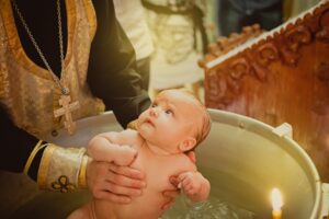 В Румынии младенца утопили во время крещения