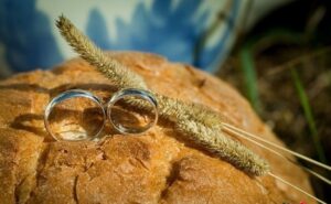 Мужчина нашёл золотое кольцо в буханке хлеба