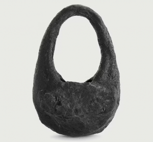 Французский бренд представил сумочку из настоящего метеорита
