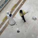 Разгневанная пациентка избила робота-регистратора в китайской больнице